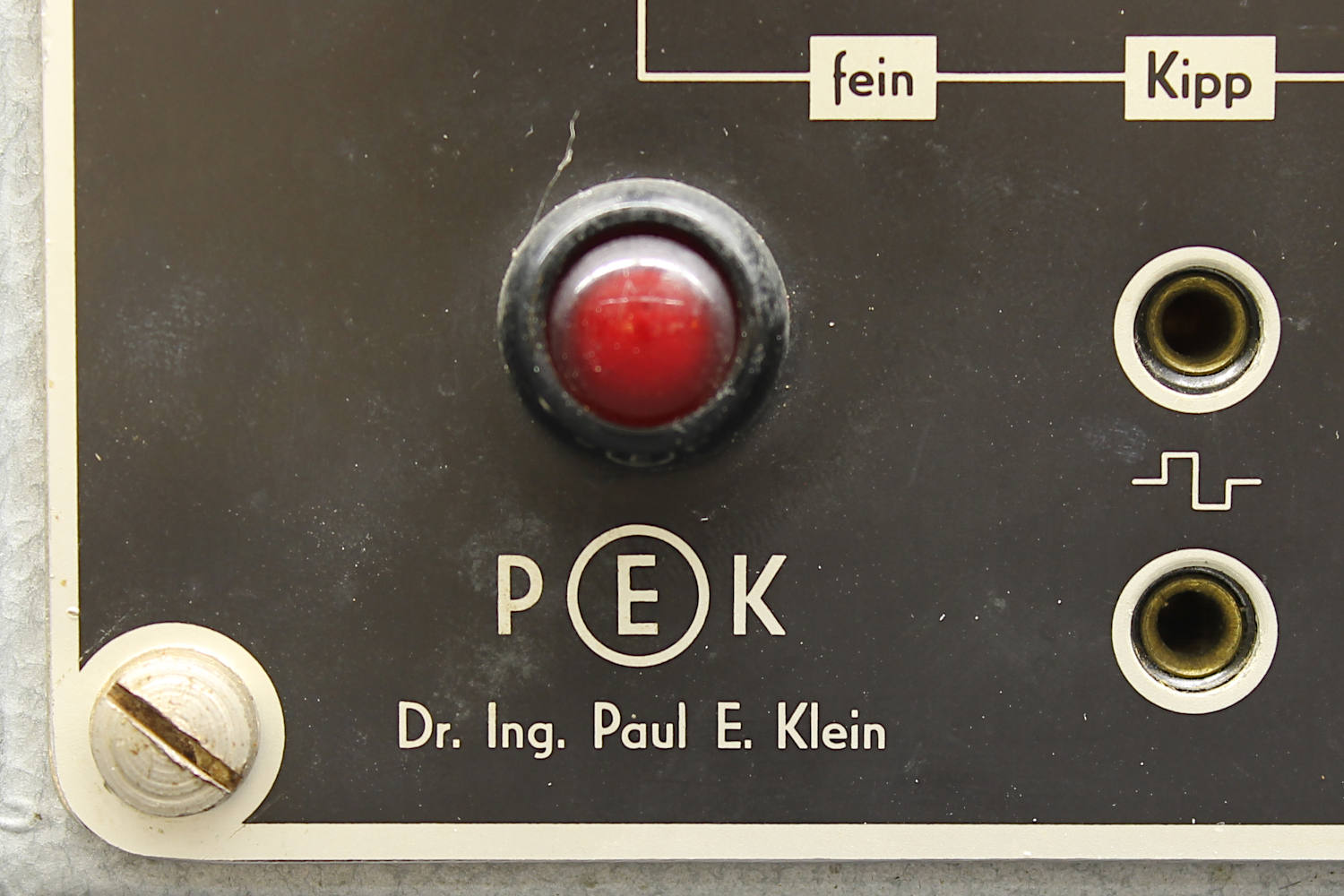Frühes Oszilloskop mit PEK-Logo